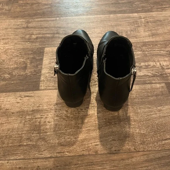Women’s Croft and Barrow black faux leather ankle boots, size 9 - Picture 4 of 5